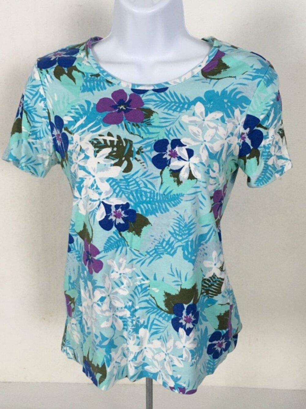 White Stag T shirt Size S 4 to 6 Light Blue w Purple White Flowers Short Sleeves